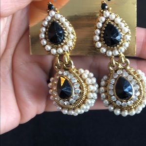 Dangling earrings with pearls and jewel